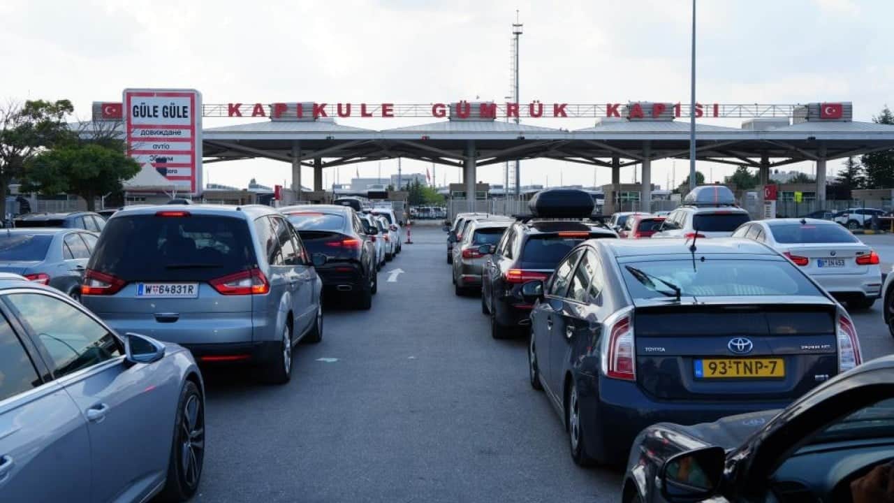 Foto - Kilometrelerce araç kuyruğu oluştu Gurbetçinin hasreti bitti dönüş çilesi başladı