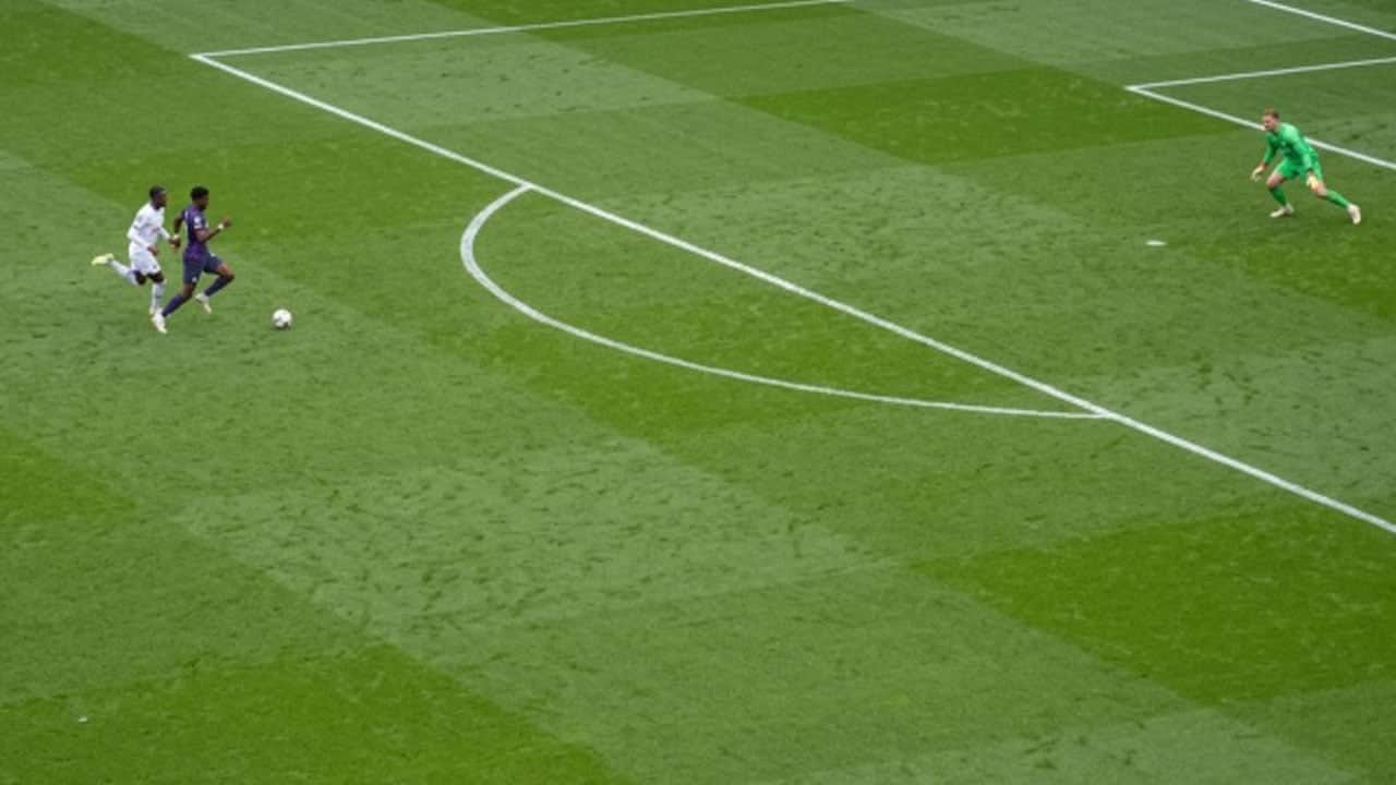 Kırmızı kart gördü tebrik yağdı! Oyundan atılan futbolcu gönülleri fethetti! 