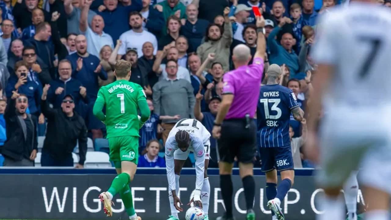 Foto - Kırmızı kart gördü tebrik yağdı! Oyundan atılan futbolcu gönülleri fethetti! 
