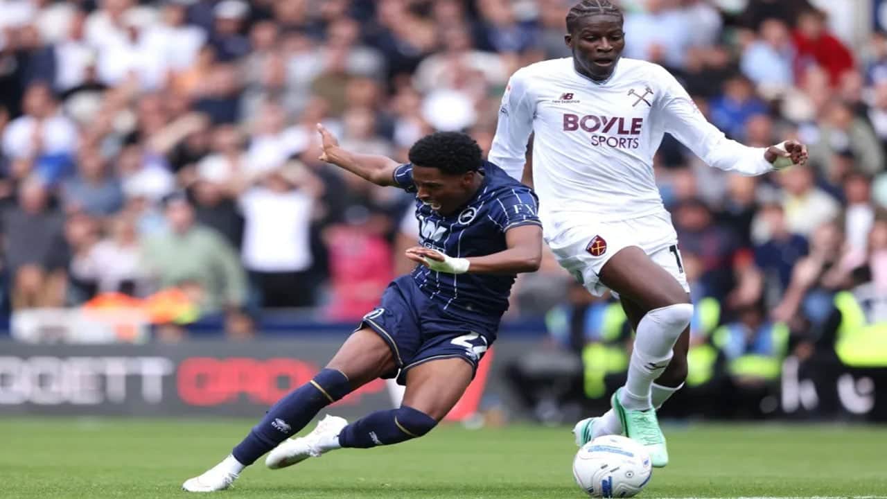 Foto - Kırmızı kart gördü tebrik yağdı! Oyundan atılan futbolcu gönülleri fethetti! 