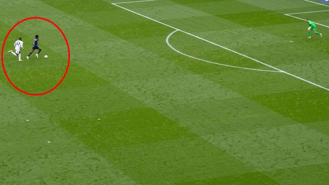 Foto - Kırmızı kart gördü tebrik yağdı! Oyundan atılan futbolcu gönülleri fethetti! 