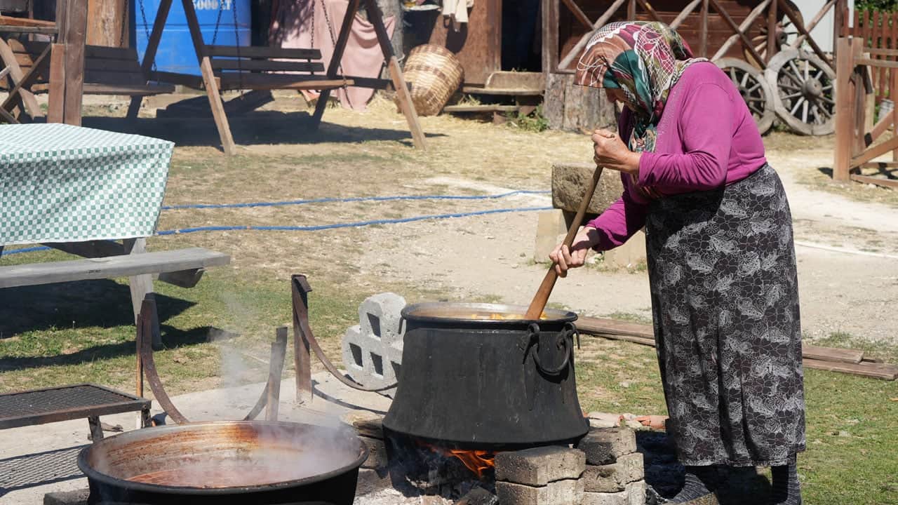 Kış hazırlıkları başladı! Bir kavanozu günlerce emek istiyor