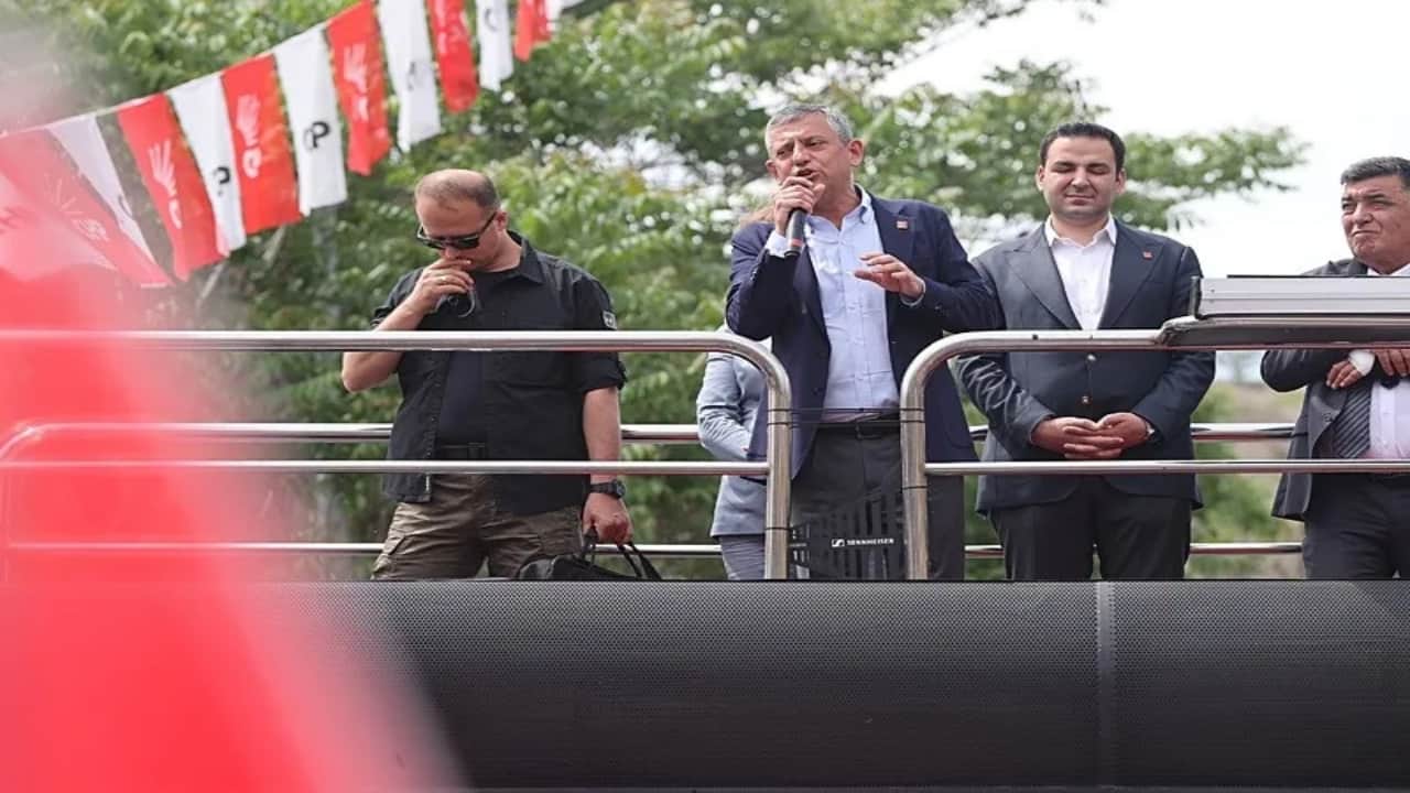 Foto - KKTC’deki kayıtlar ele verdi! Özgür Özel’in kürsüye çağırdığı isim öyle biri çıktı ki, ağızlar açık kaldı