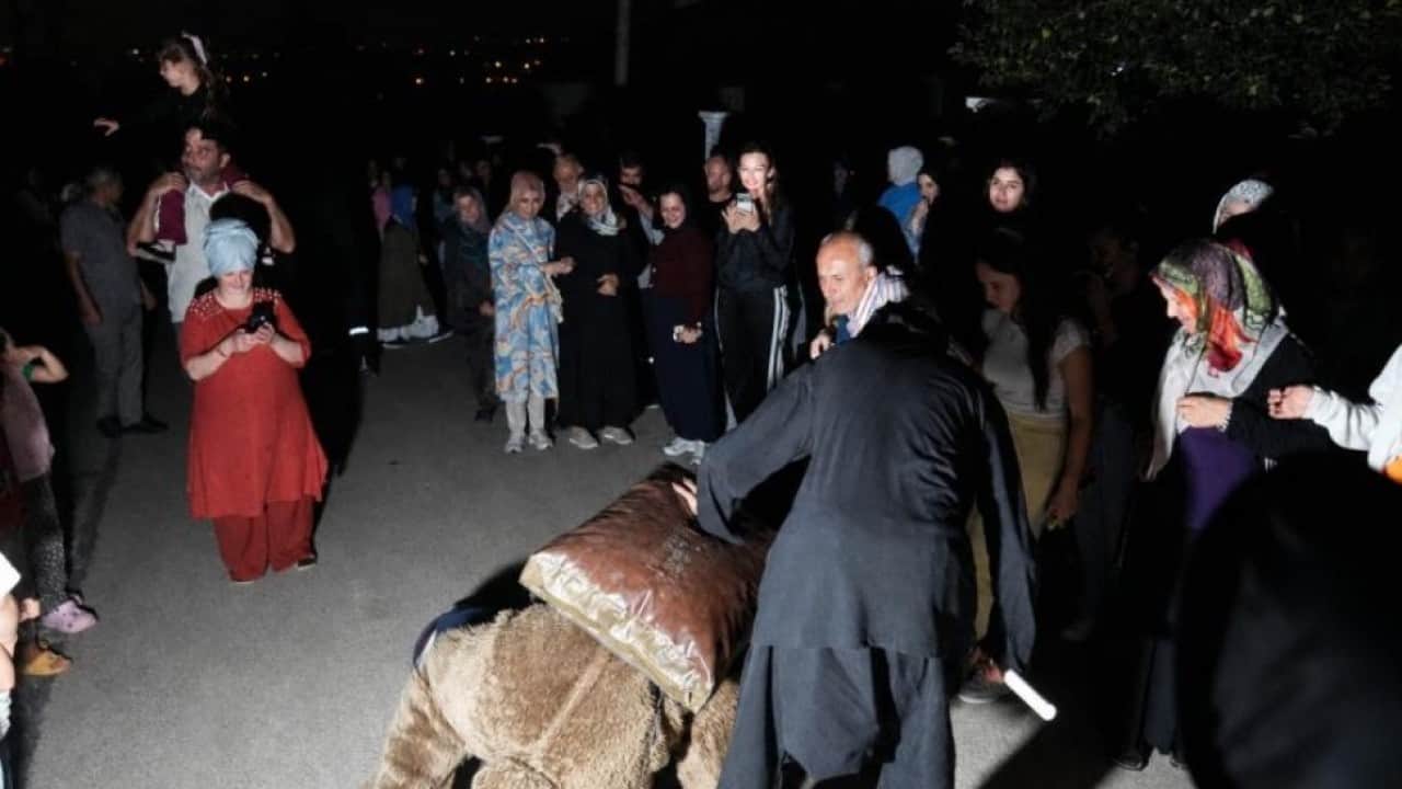 Foto - Kocaeli’de 137 yıllık gelenek yaşatılıyor! Gece yarısı sokaklarda ortaya çıktılar