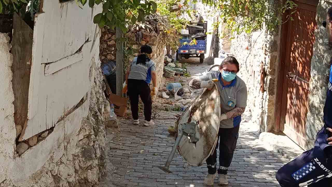 Foto - Kokudan durulmuyordu: Evden 5 ton çöp çıkarıldı