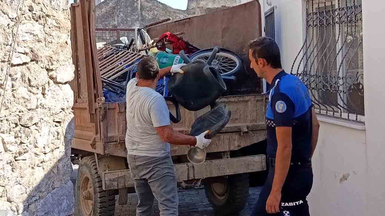 Foto - Kokudan durulmuyordu: Evden 5 ton çöp çıkarıldı