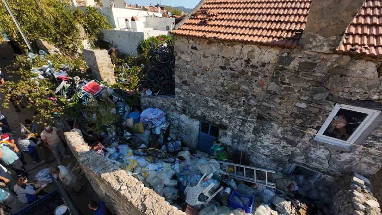 Kokudan durulmuyordu: Evden 5 ton çöp çıkarıldı