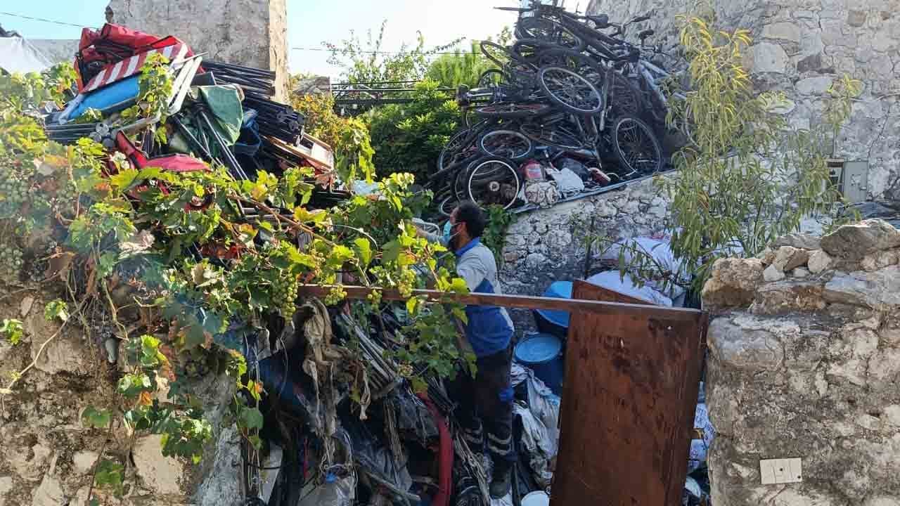 Foto - Kokudan durulmuyordu: Evden 5 ton çöp çıkarıldı