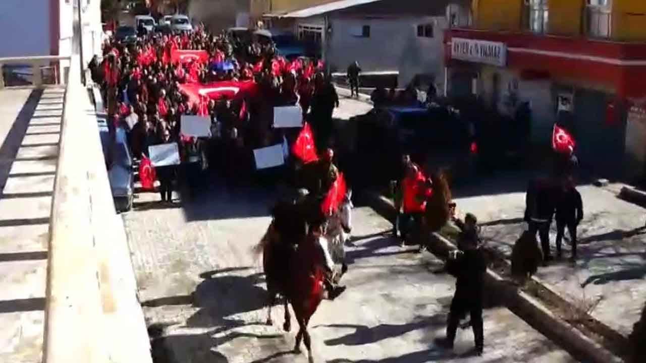 Foto - Koruma polisi kaymakama şemsiye tutmuştu! Halk sokaklara indi, yürüyüşe başladı