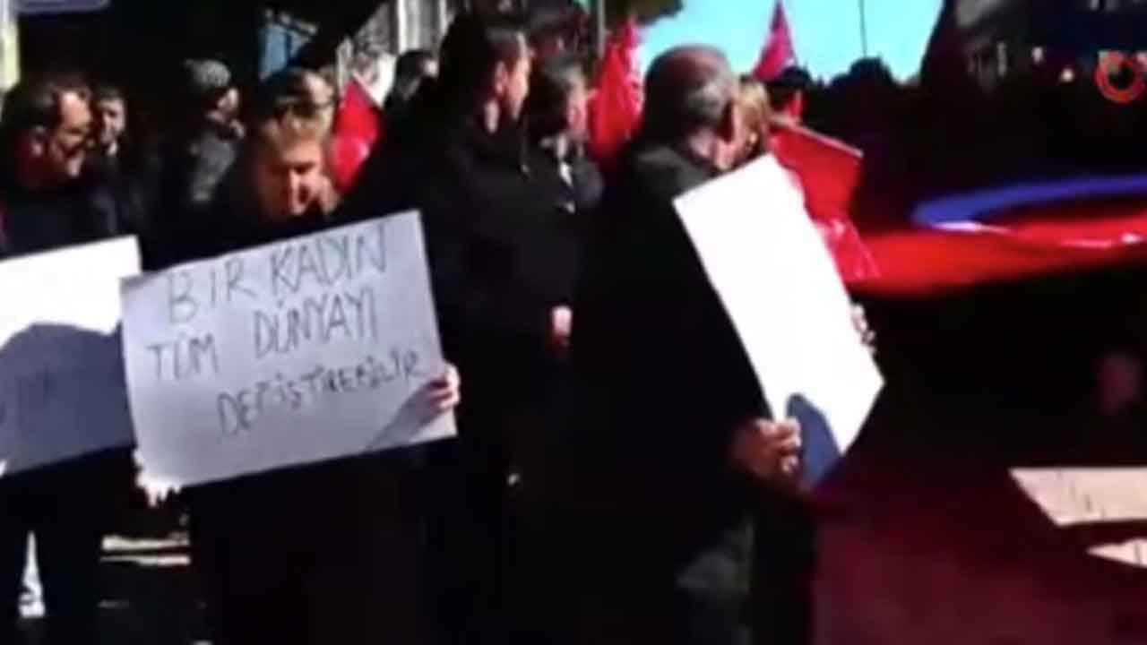 Foto - Koruma polisi kaymakama şemsiye tutmuştu! Halk sokaklara indi, yürüyüşe başladı