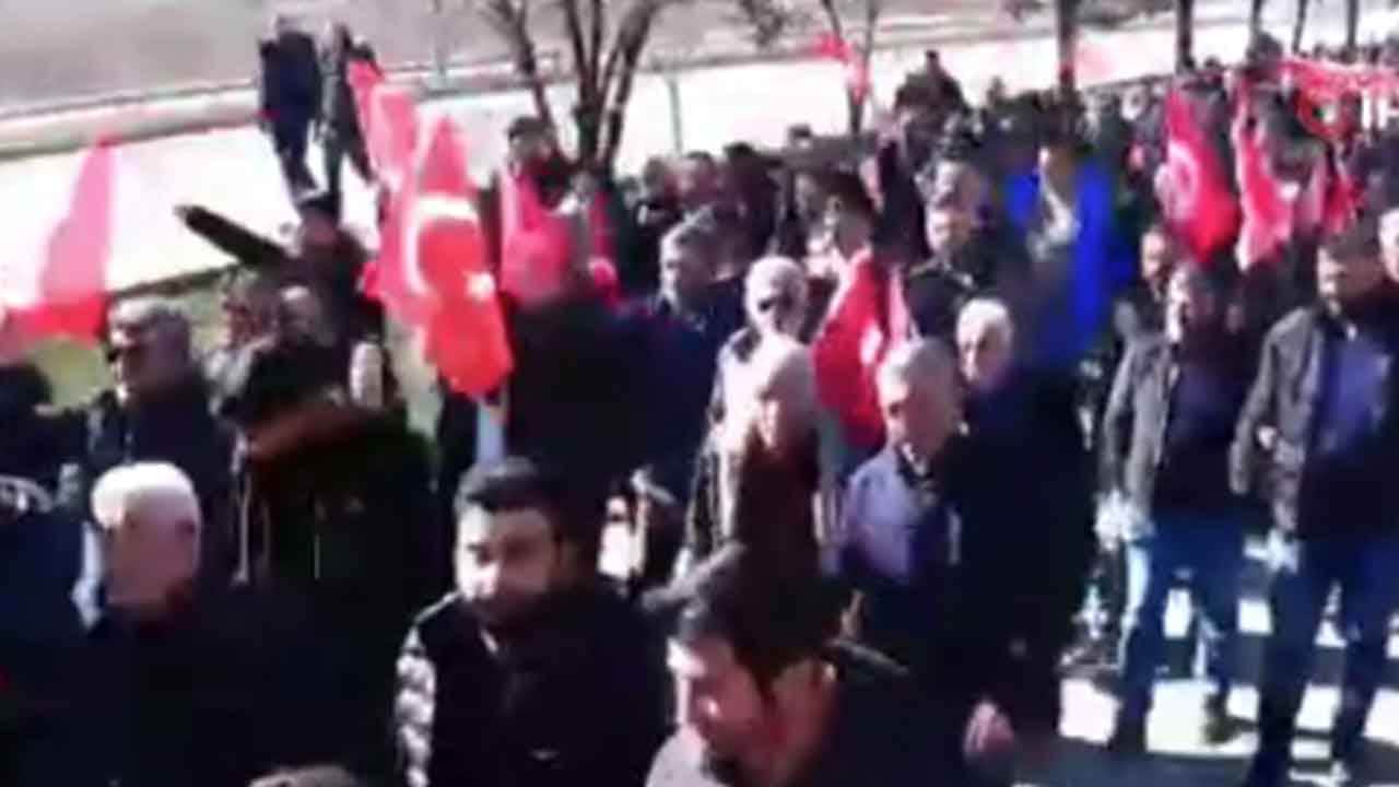 Foto - Koruma polisi kaymakama şemsiye tutmuştu! Halk sokaklara indi, yürüyüşe başladı