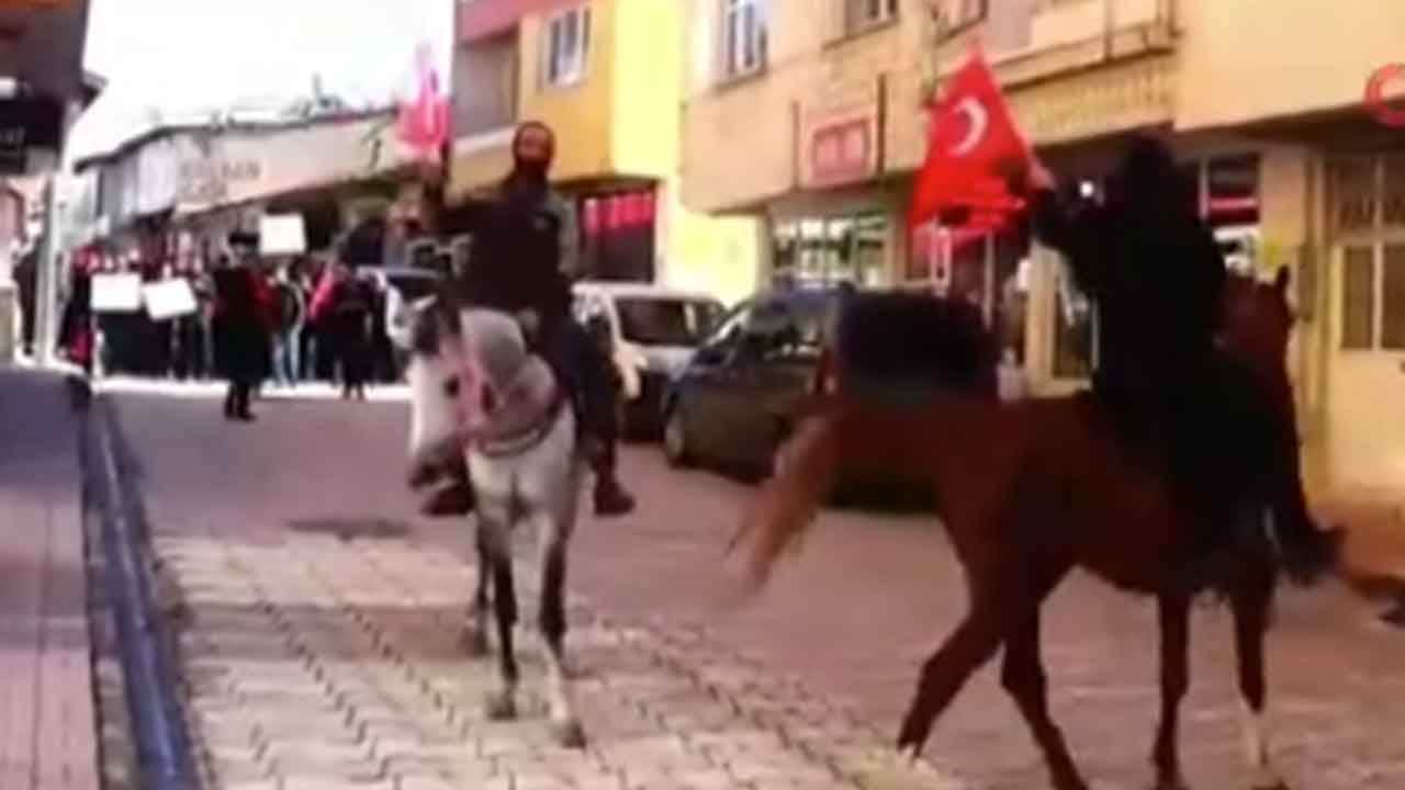 Foto - Koruma polisi kaymakama şemsiye tutmuştu! Halk sokaklara indi, yürüyüşe başladı