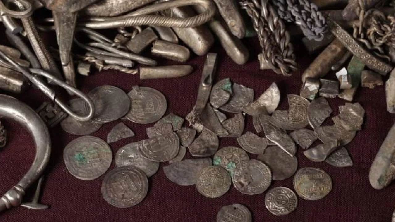 Foto - Köyün ortasında kilo kilo gümüş çıktı: Viking hazinesinden Türkiye detayı da var...