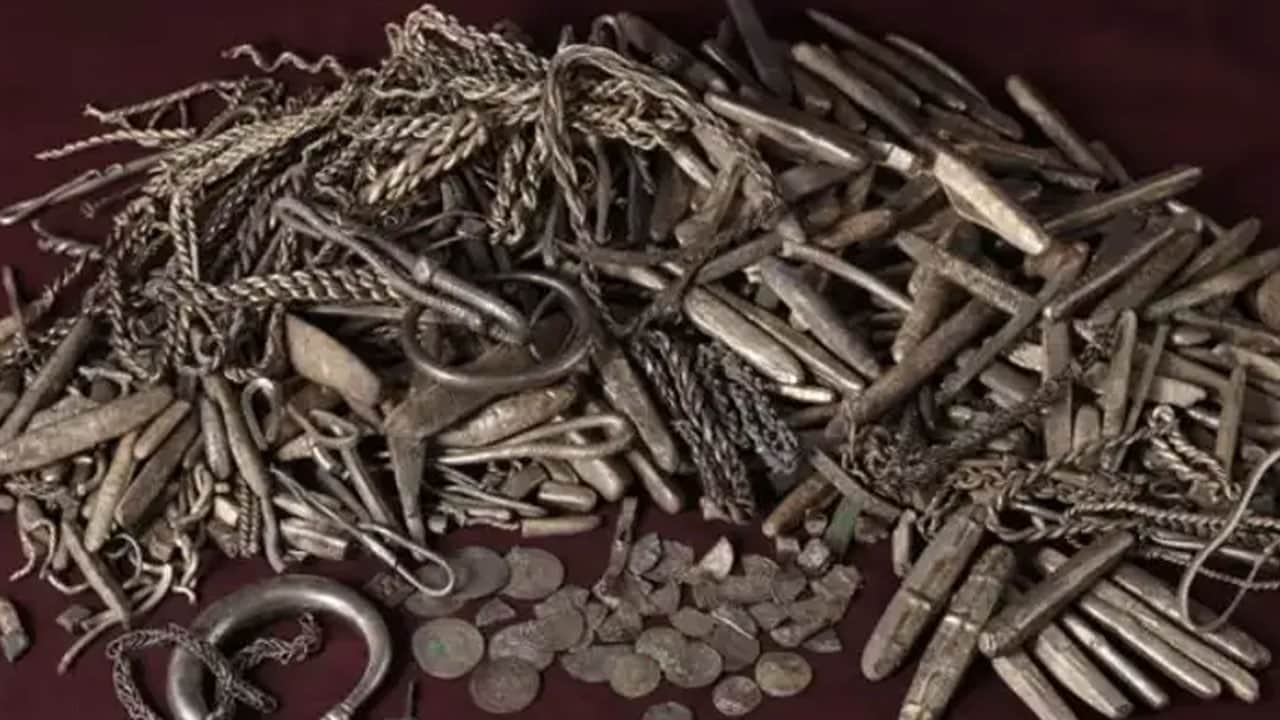 Foto - Köyün ortasında kilo kilo gümüş çıktı: Viking hazinesinden Türkiye detayı da var...