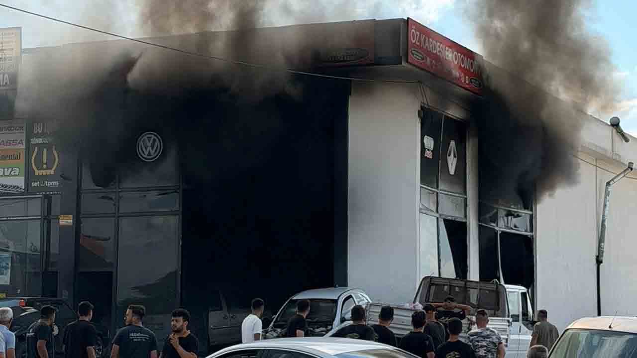 Foto - Küller arasında dikkat çeken görüntü! Alevler bile onlara dokunamadı!