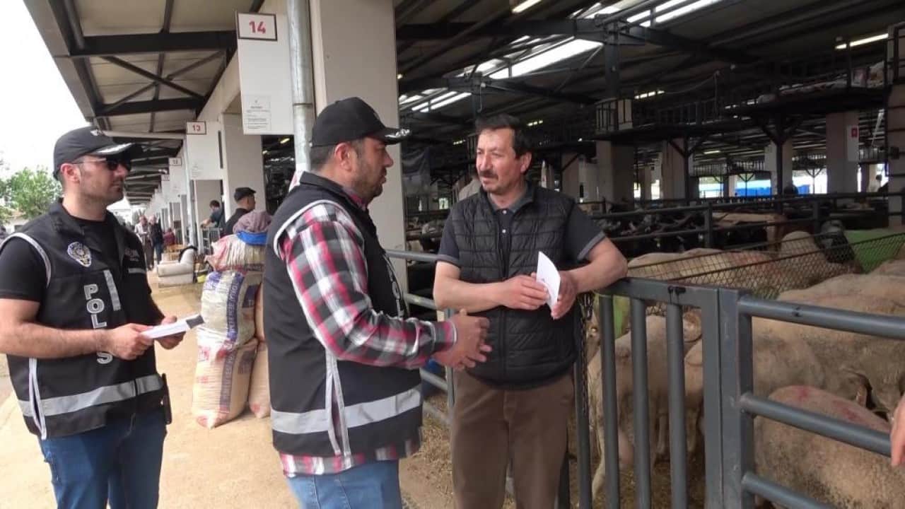 Foto - Kurban pazarında gülümseten anlar Çetin pazarlığa mali polis el koydu