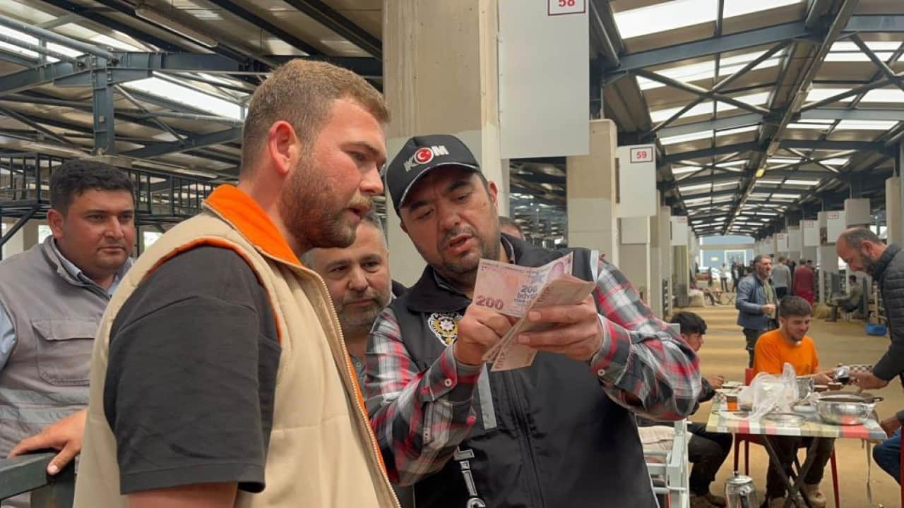 Foto - Kurban pazarında gülümseten anlar Çetin pazarlığa mali polis el koydu