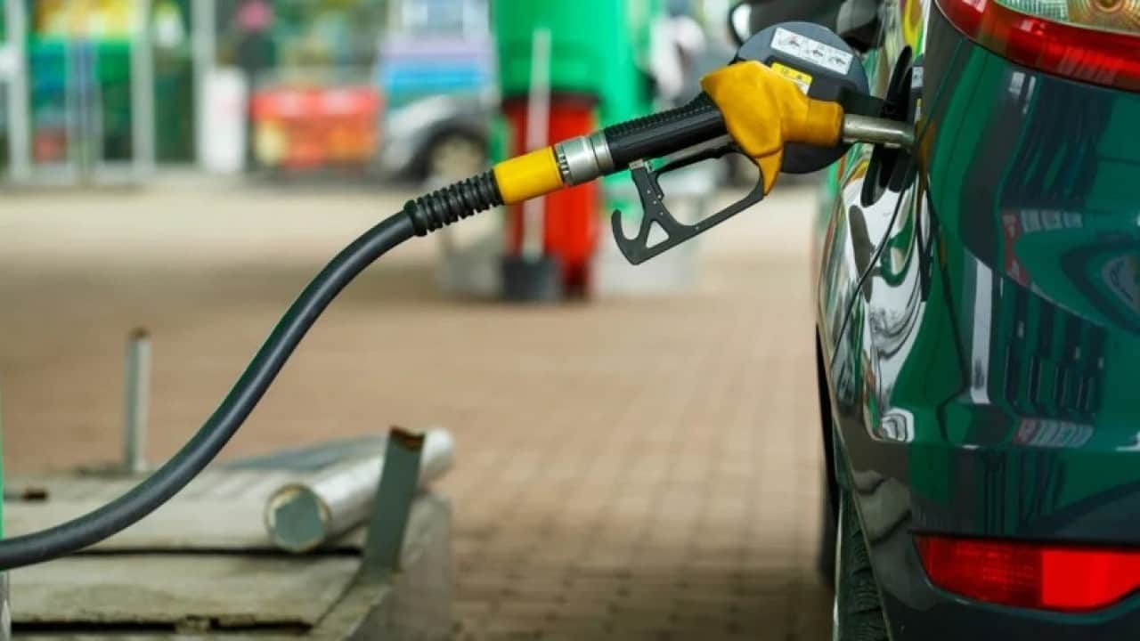 Foto - Küresel enerji krizinin faturası pompaya yansıdı! Motorine tarihi zam! İstanbul’da litre fiyatı 100 lirayı aştı!