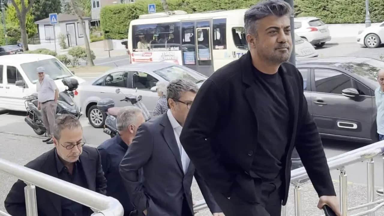 Foto - Kurtlar Vadisi’ne FETÖ incelemesi sonrası olay iddia: Camı çerçevesi indirilmiş, ayrılmak zorunda kalmış