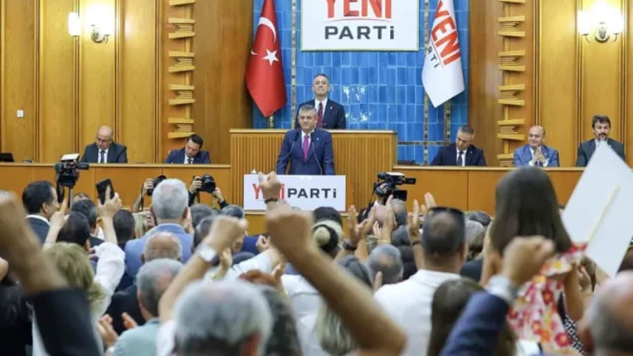 Foto - Kurulalı 2 ay olmadı isim değiştirecekler... İşte Özgür'ün partisinin yeni adı