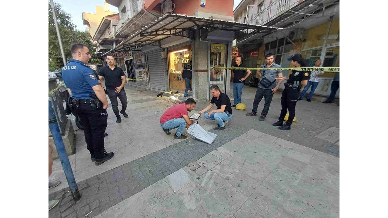 Foto - Kuyumcu soygunu dehşeti! Maskeli soyguncu esnafın cesaretine tokadı yedi, altınları alamadan kıskıvrak yakalandı!