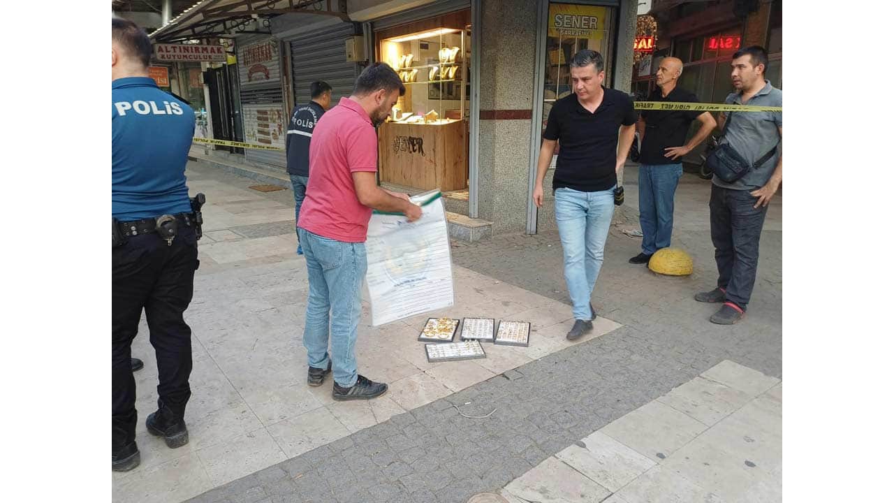 Foto - Kuyumcu soygunu dehşeti! Maskeli soyguncu esnafın cesaretine tokadı yedi, altınları alamadan kıskıvrak yakalandı!