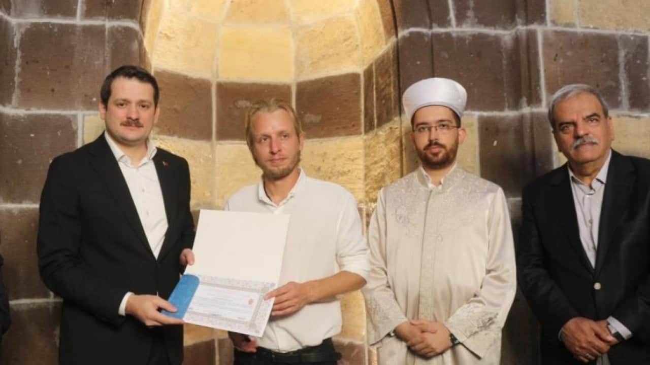 Foto - Letonyalı turist Van’da İslamiyet’i seçti