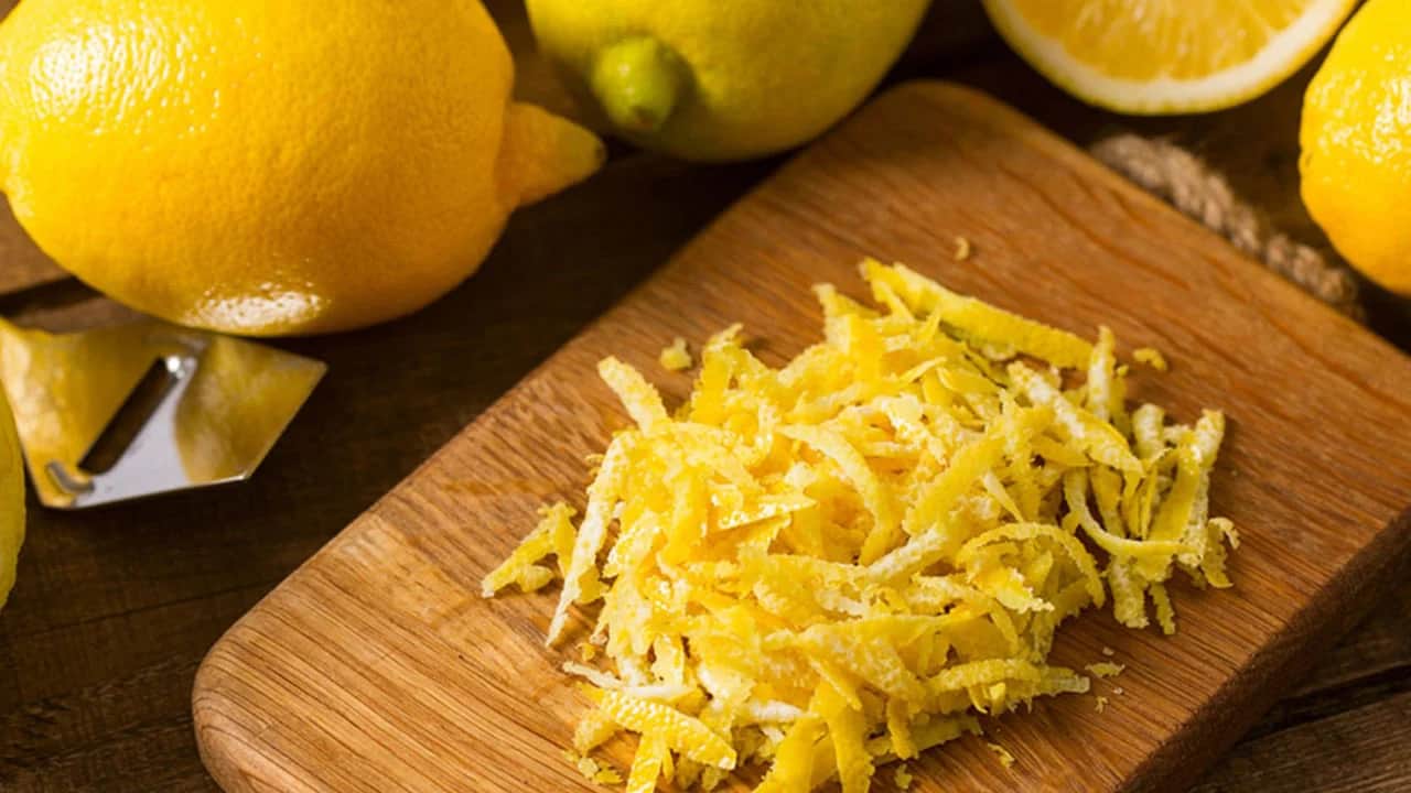 Limon kabuğunu çöpe atmak yerine yüzünüze sürün: Sürünce lekelerden eser kalmıyor! Yıllarca sürüldü, sınandı