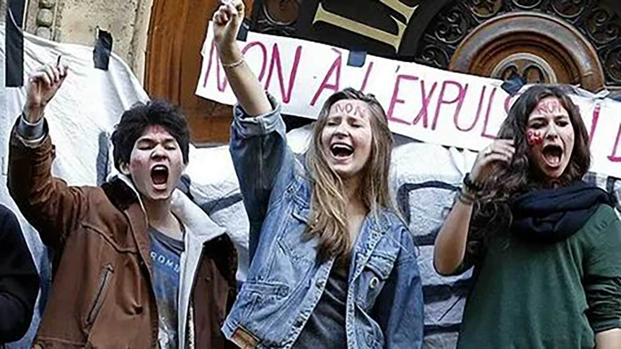 Foto - Liseliler biber gazına doydu! Alın size Avrupa’da gösteri özgürlüğü