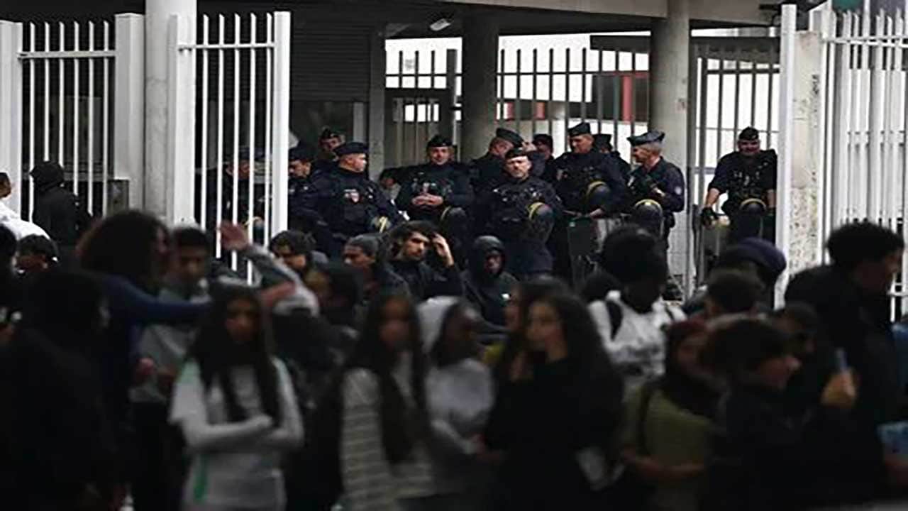 Foto - Liseliler biber gazına doydu! Alın size Avrupa’da gösteri özgürlüğü