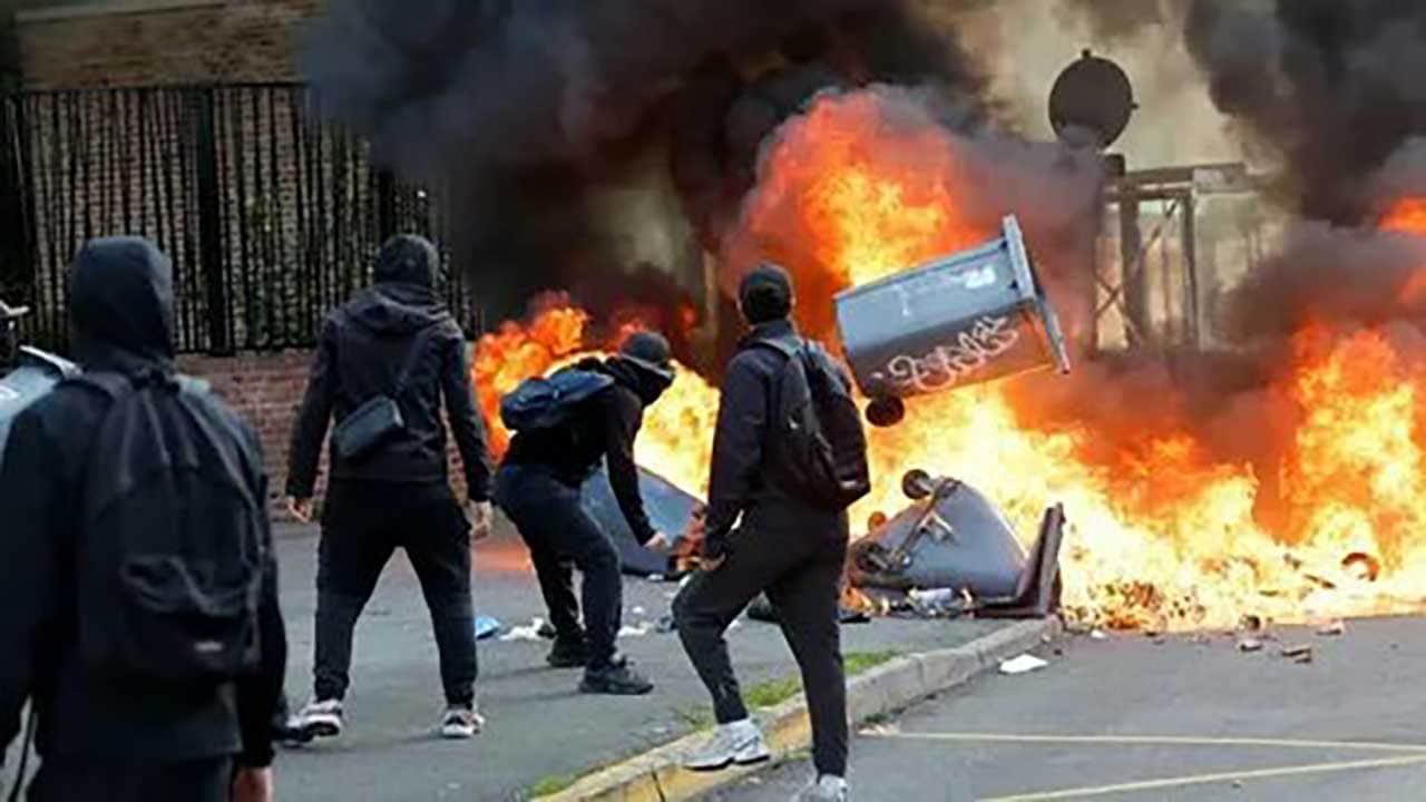 Foto - Liseliler biber gazına doydu! Alın size Avrupa’da gösteri özgürlüğü