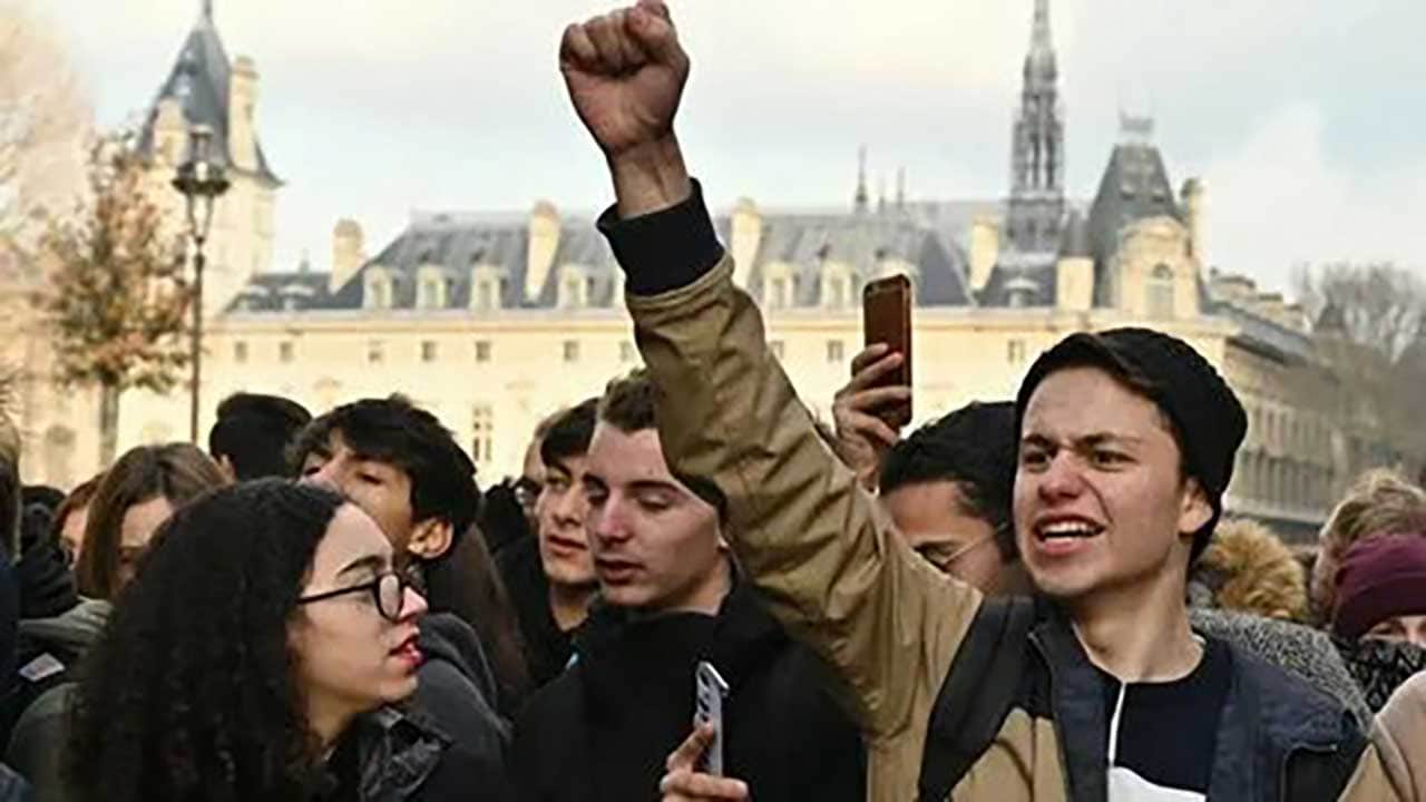 Foto - Liseliler biber gazına doydu! Alın size Avrupa’da gösteri özgürlüğü