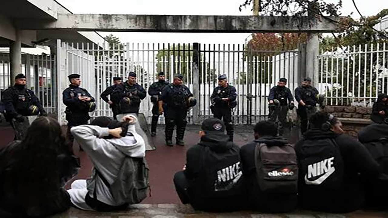 Foto - Liseliler biber gazına doydu! Alın size Avrupa’da gösteri özgürlüğü