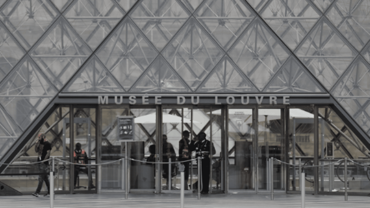 Foto - Louvre Müzesi'nde yeni skandal: Acil durum ilan edildi!