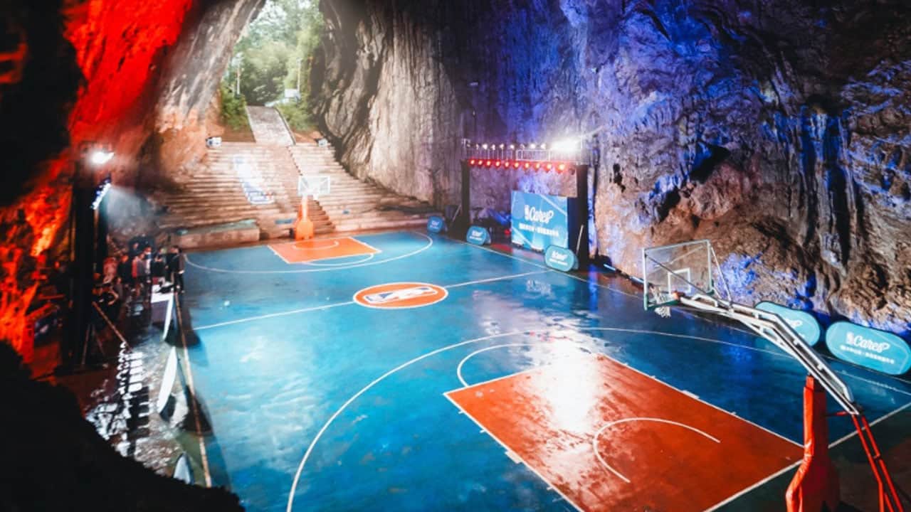 Foto - Mağarayı oyup basketbol sahasına çevirdiler