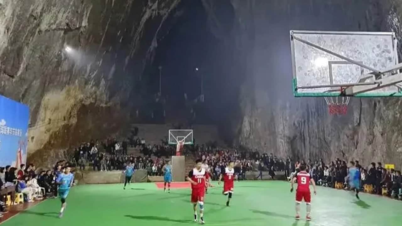 Foto - Mağarayı oyup basketbol sahasına çevirdiler