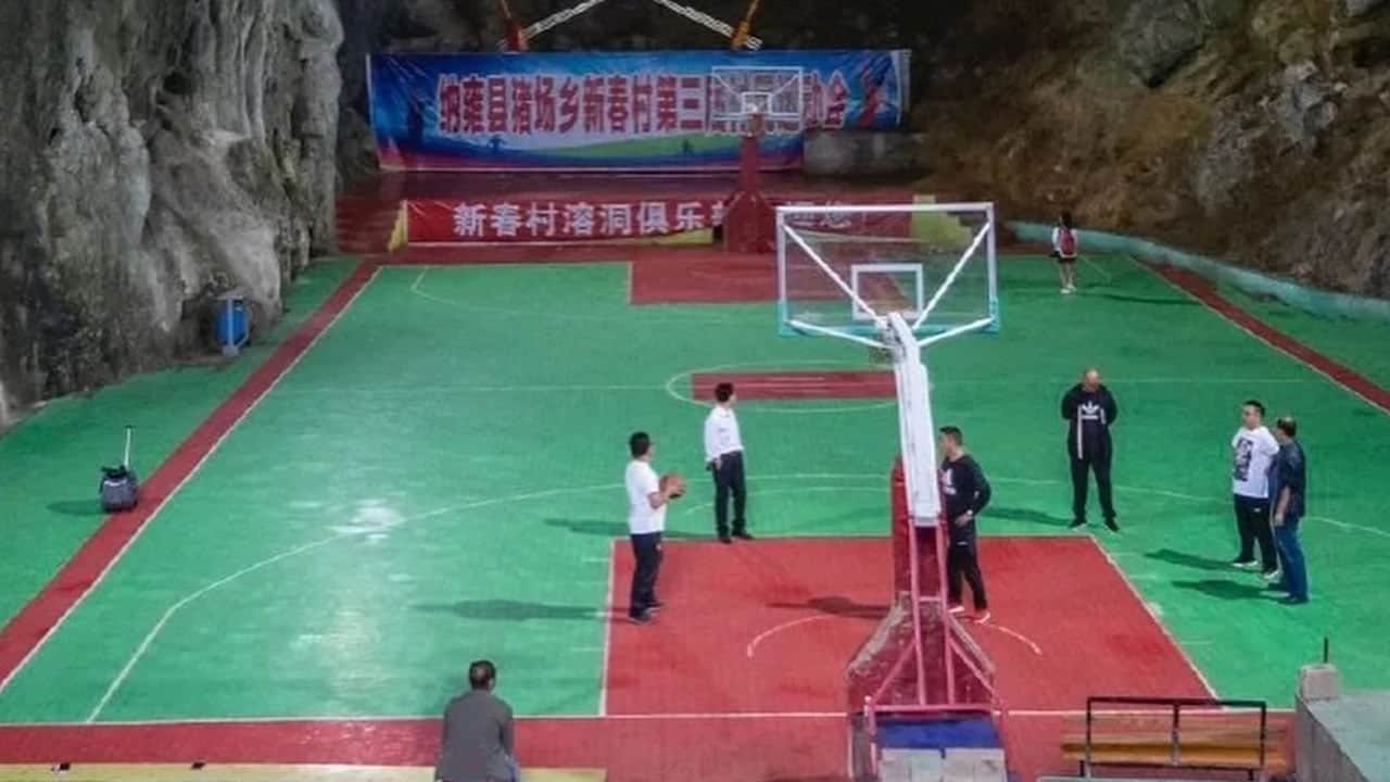 Foto - Mağarayı oyup basketbol sahasına çevirdiler