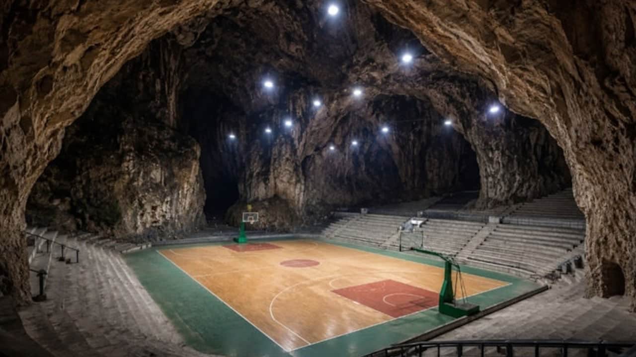 Mağarayı oyup basketbol sahasına çevirdiler
