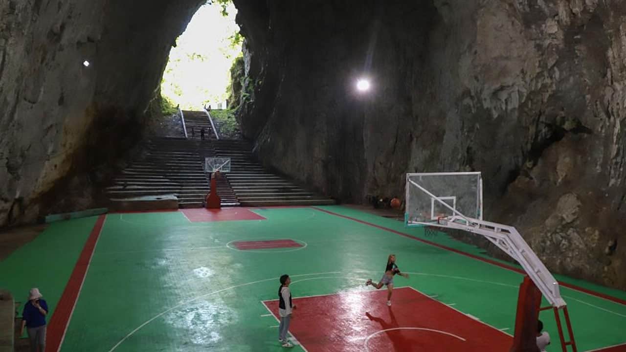 Foto - Mağarayı oyup basketbol sahasına çevirdiler