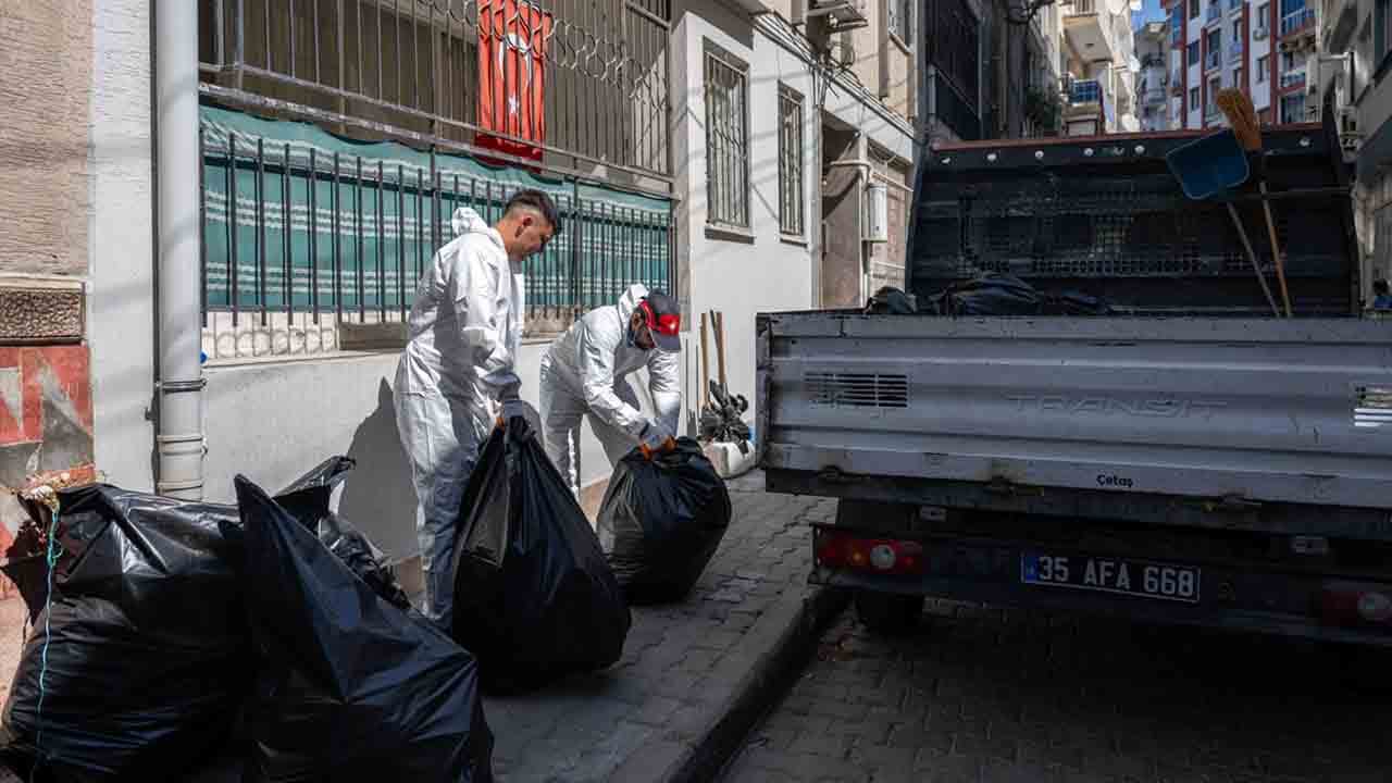 Foto - Mahalleli kokudan şikayet etti: Daireden 2 kamyonet çöp çıktı
