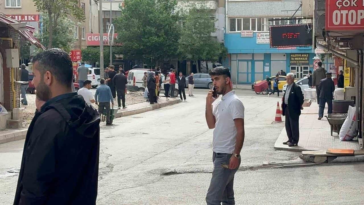 Foto - Malatya’daki şiddetli depremi nokta atışı bildi, mesajı gören arkasına bakmadan kaçmaya başladı