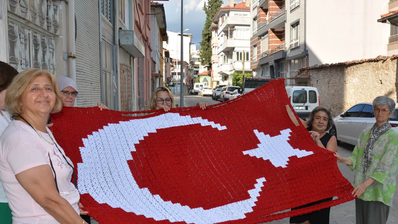 Foto - Manisalı 15 kadın ilmek ilmek dev Türk bayrağı ördü