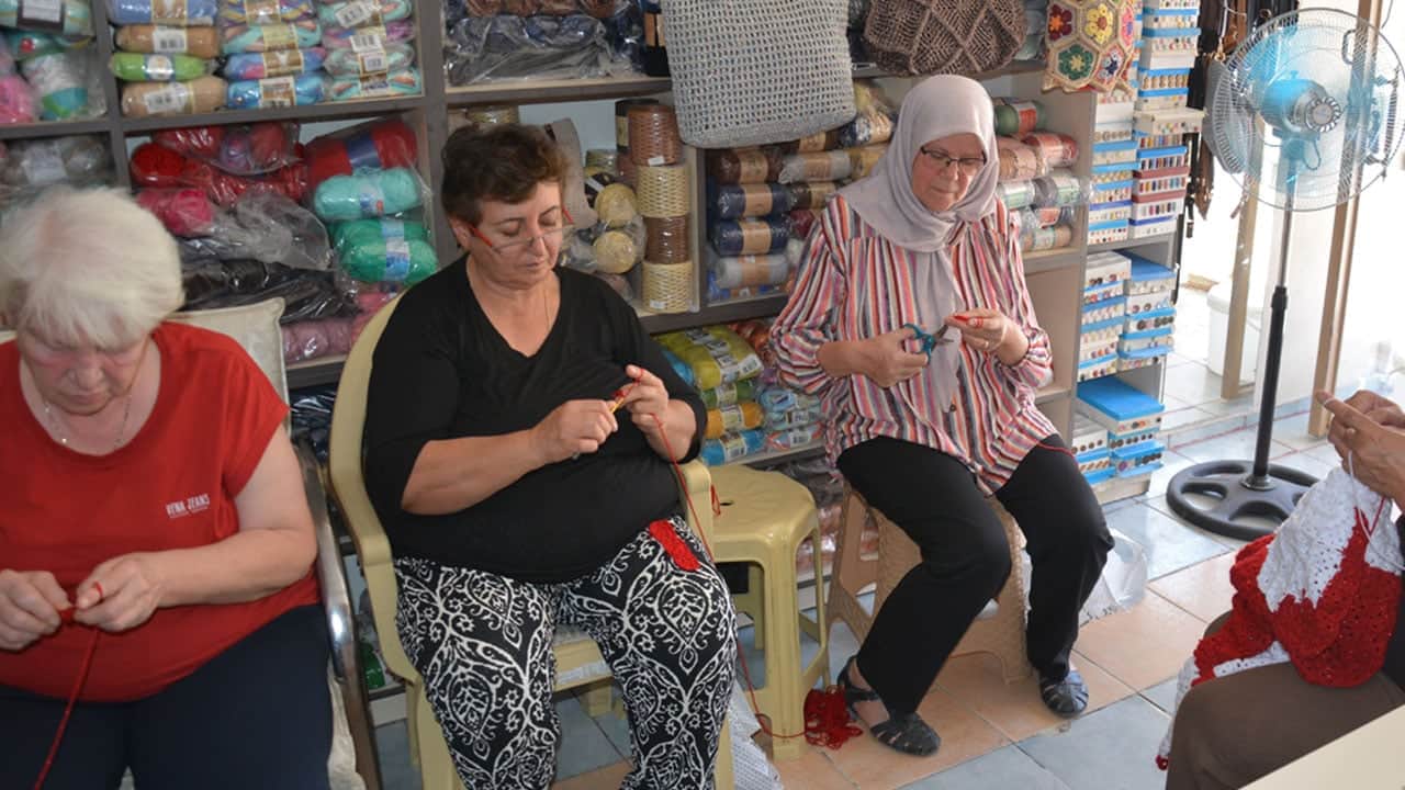 Foto - Manisalı 15 kadın ilmek ilmek dev Türk bayrağı ördü