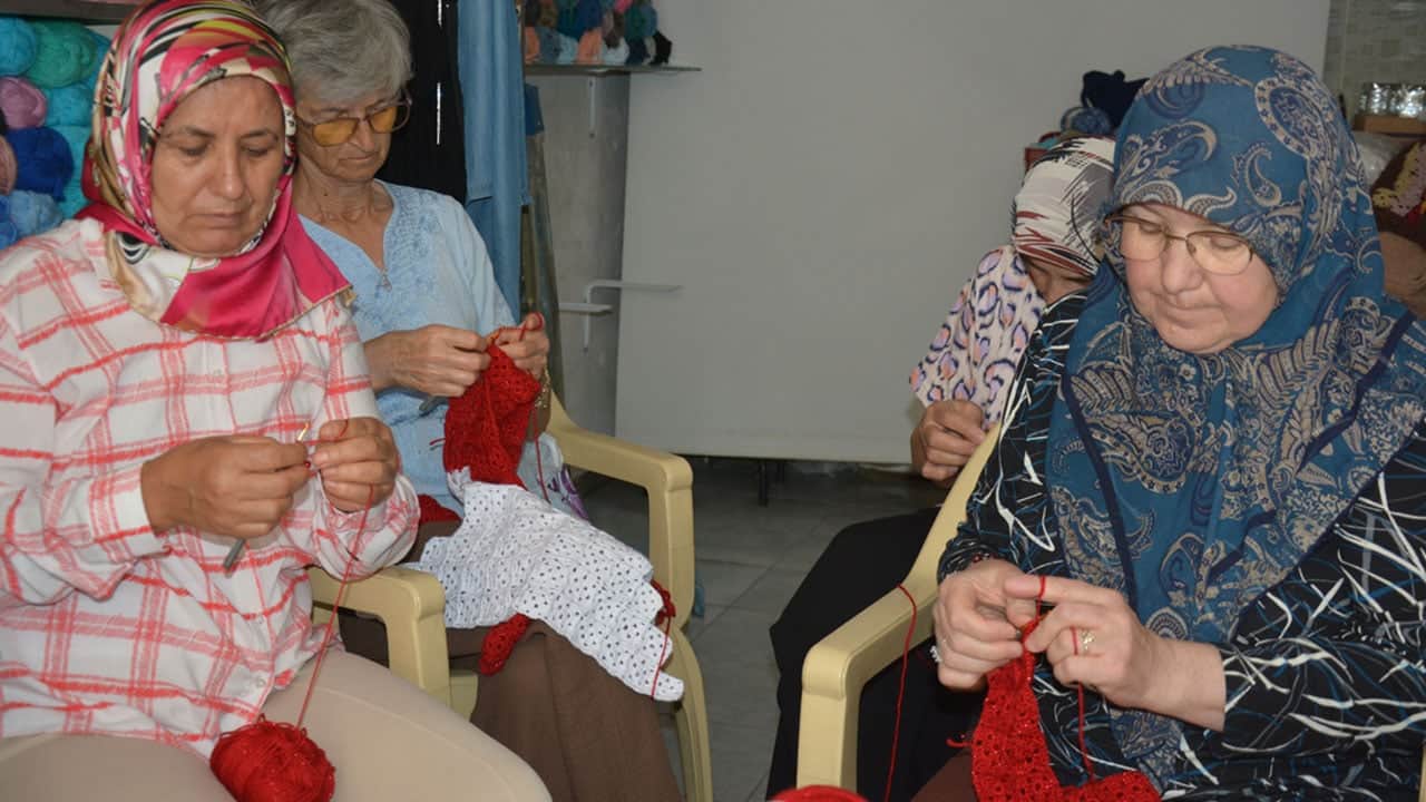 Foto - Manisalı 15 kadın ilmek ilmek dev Türk bayrağı ördü