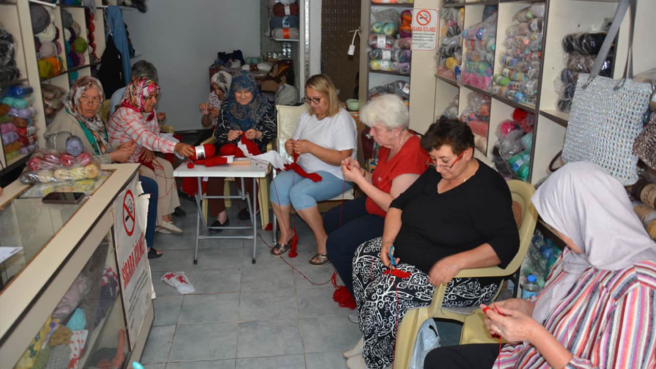 Foto - Manisalı 15 kadın ilmek ilmek dev Türk bayrağı ördü