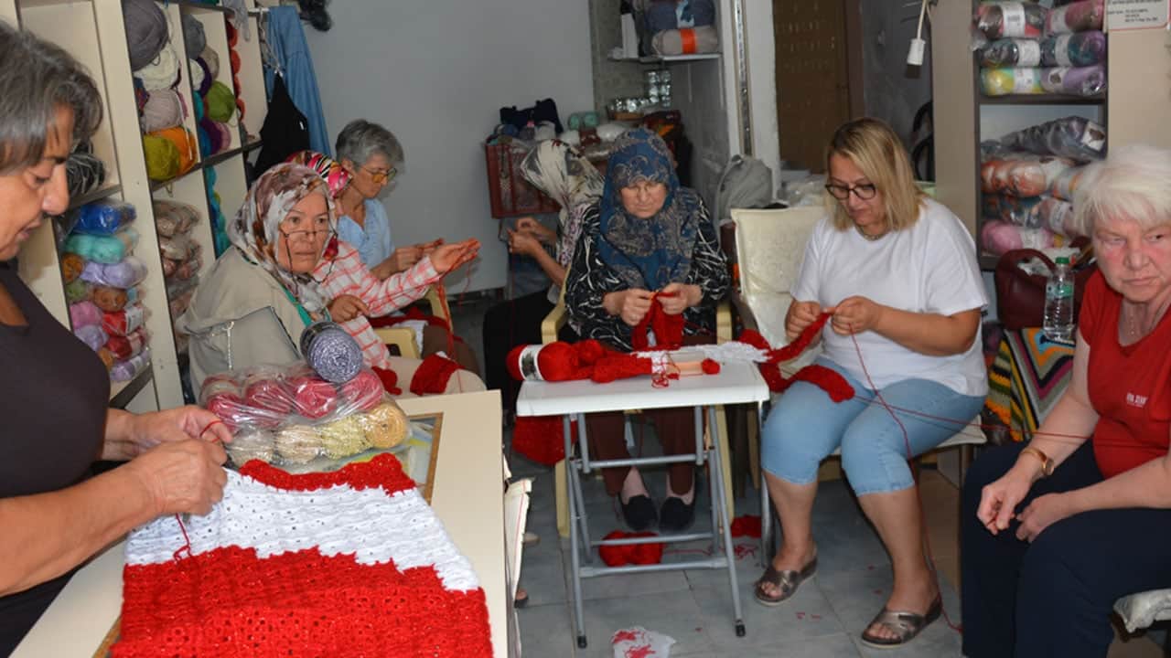 Manisalı 15 kadın ilmek ilmek dev Türk bayrağı ördü