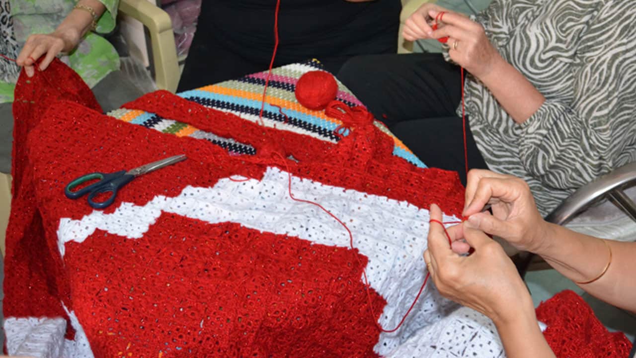 Foto - Manisalı 15 kadın ilmek ilmek dev Türk bayrağı ördü