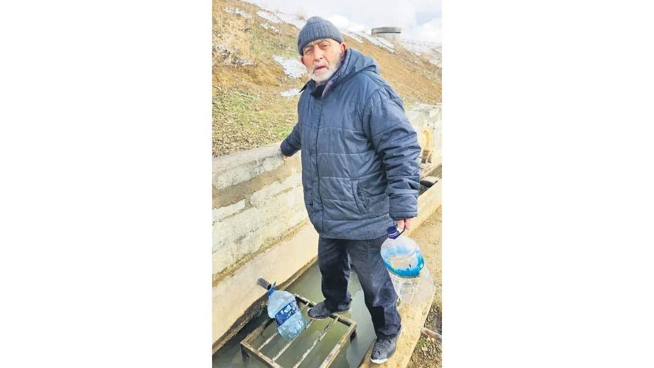 Foto - Mansur’un mağdur ettiği Ankaralılar şadırvanlara koştu! Başkent’te ‘bidon’ nöbeti