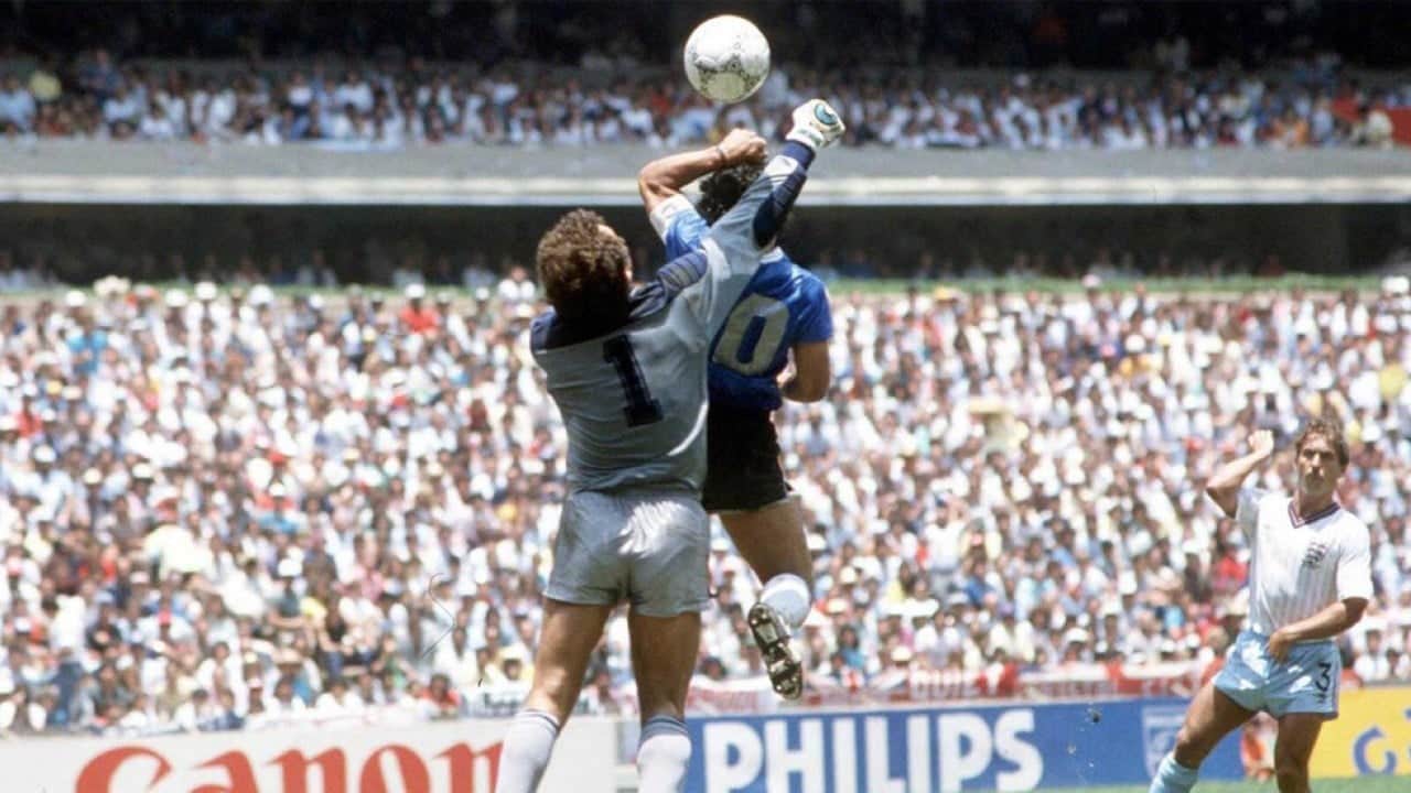 Foto - Maradona ‘Tanrı'nın Eli’ demişti! O futbol topu 3,3 milyon dolara satıldı