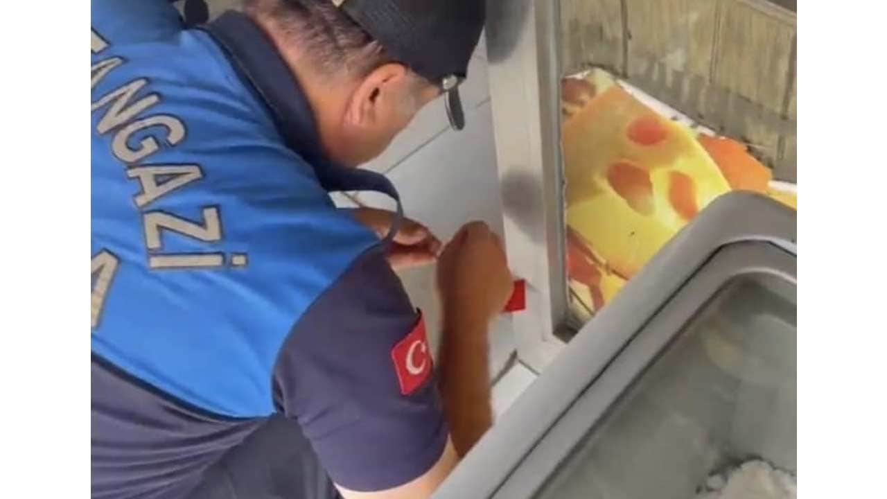 Foto - Markette büyük skandal! Sucuğun etiketini kaldıran vatandaş şaşkına döndü